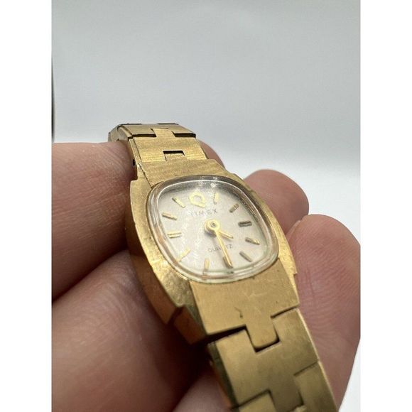 Timex Q Quartz K Cell Push Button Crown Vintage Ladies Gold Tone Watch - Picture 2 of 6
